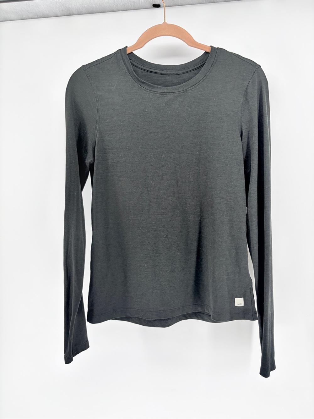 Vuori Long Sleeve Performance Top Best fits Medium Dark Gray/Blac